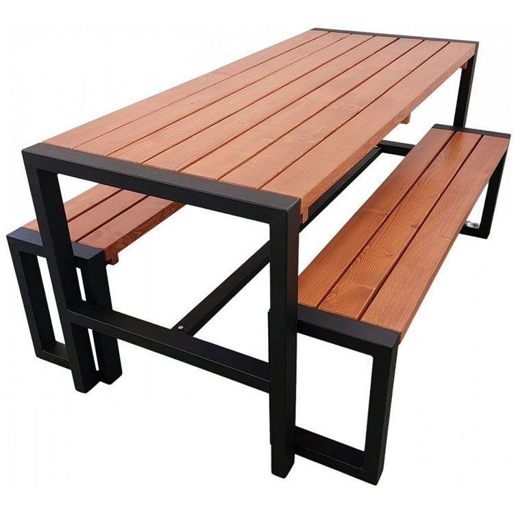 Langt útiborð og stólar