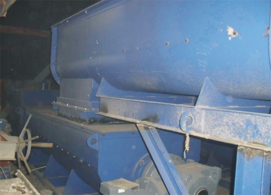 Robust screw conveyor casing for municipal waste