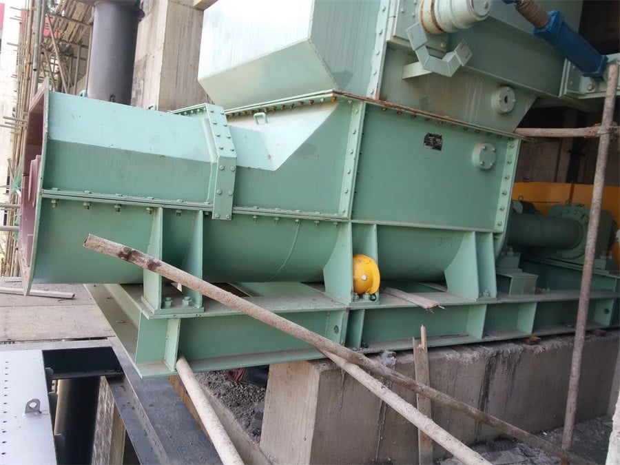 Heavy duty shaftless screw conveyor internal view
