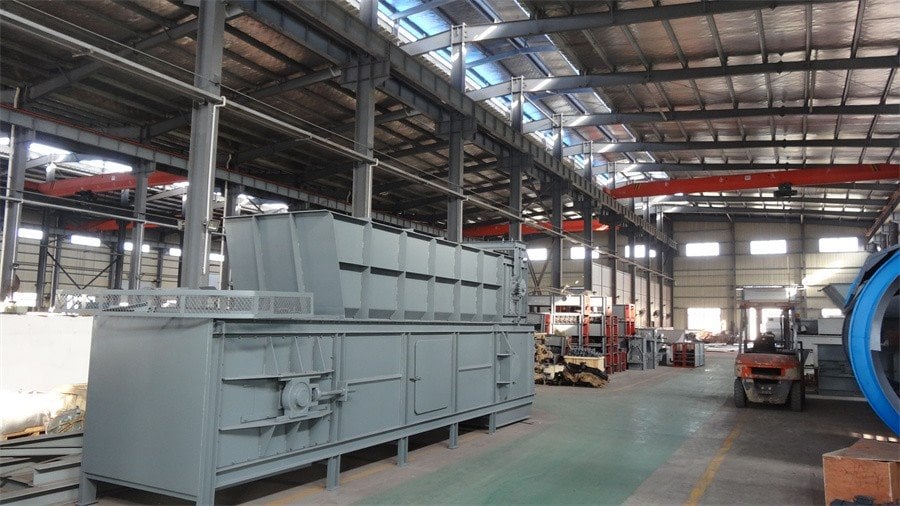 Industrial apron conveyor for municipal solid waste handling