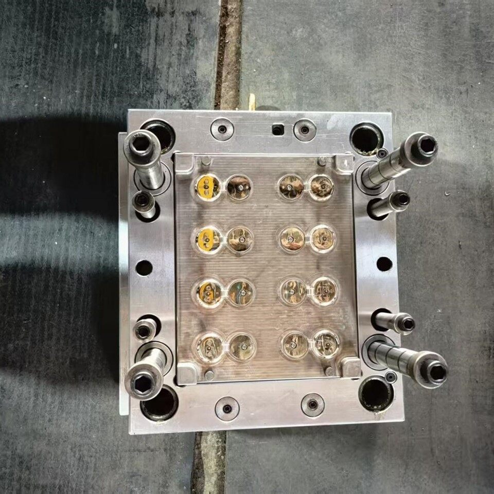 Stampo per tappo superiore ribaltabile