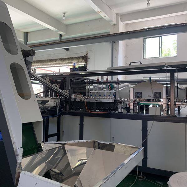 Машина за издухване на бутилка с мляко