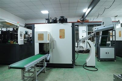 Équipement de moulage par soufflage