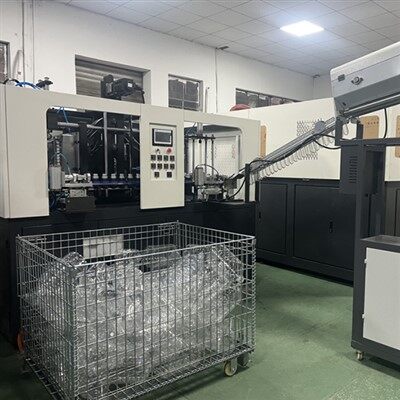 Machine de moulage par soufflage entièrement automatique