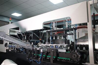 Machine de moulage par bouteille en plastique