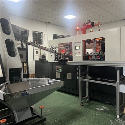 Előformálható palackgép