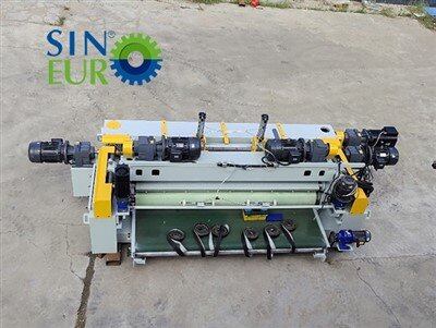 木材の皮むきマシン