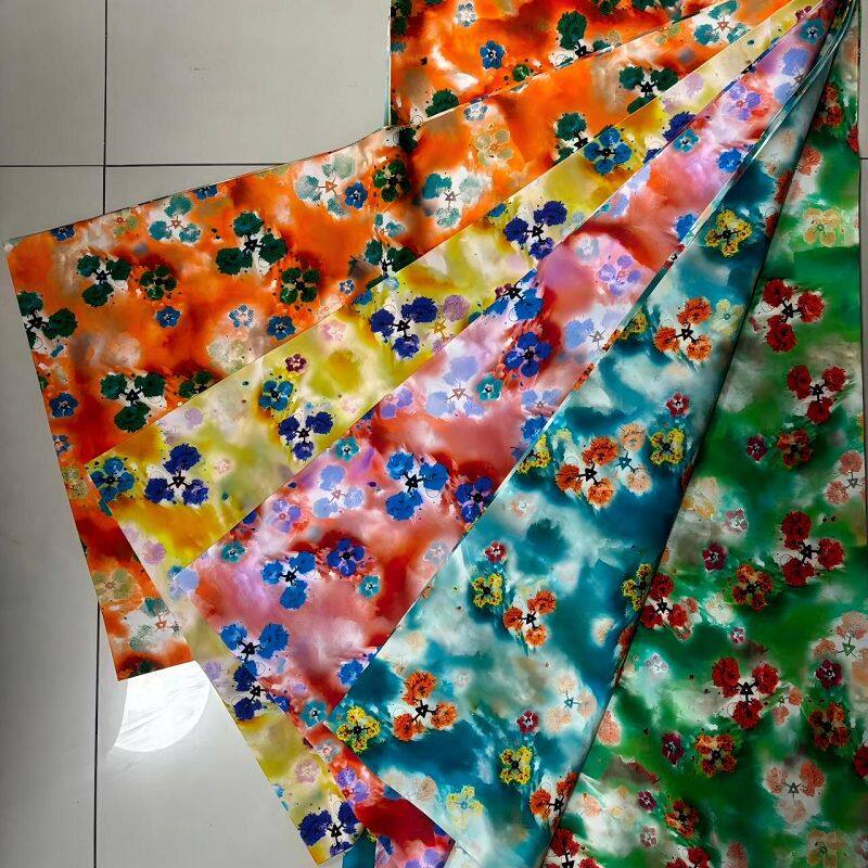 Țesătură cu imprimeu raion lângă curte