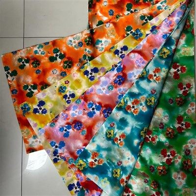 Țesătură cu imprimeu raion lângă curte