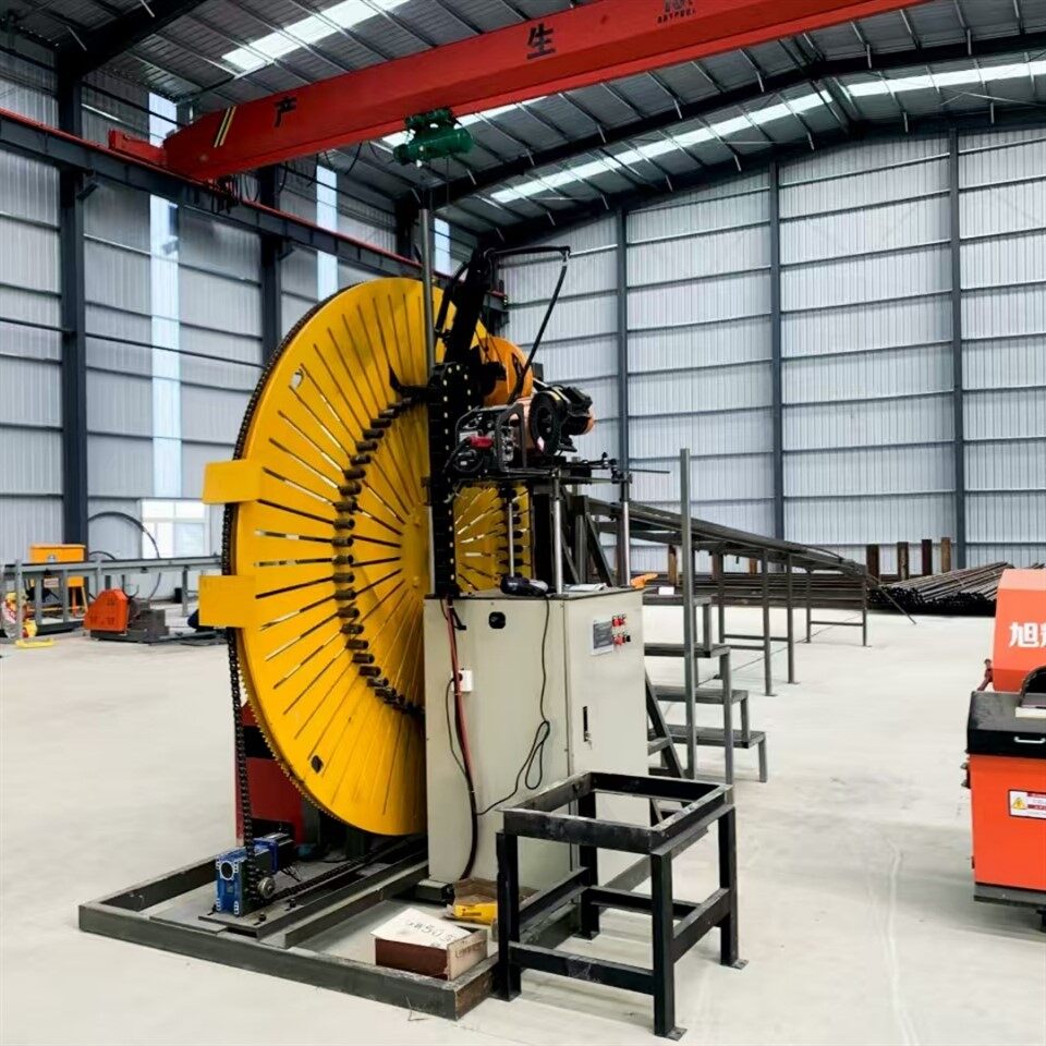 Machine de formage et de soudage automatique pour anneaux de barres d'acier