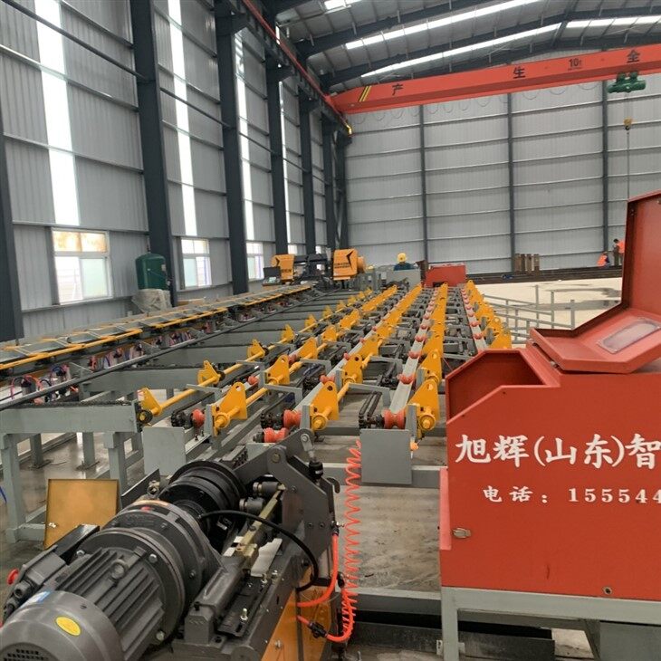 Vollautomatisches Sägen, Gewindeschneiden und Schleifen von Stahlstangen