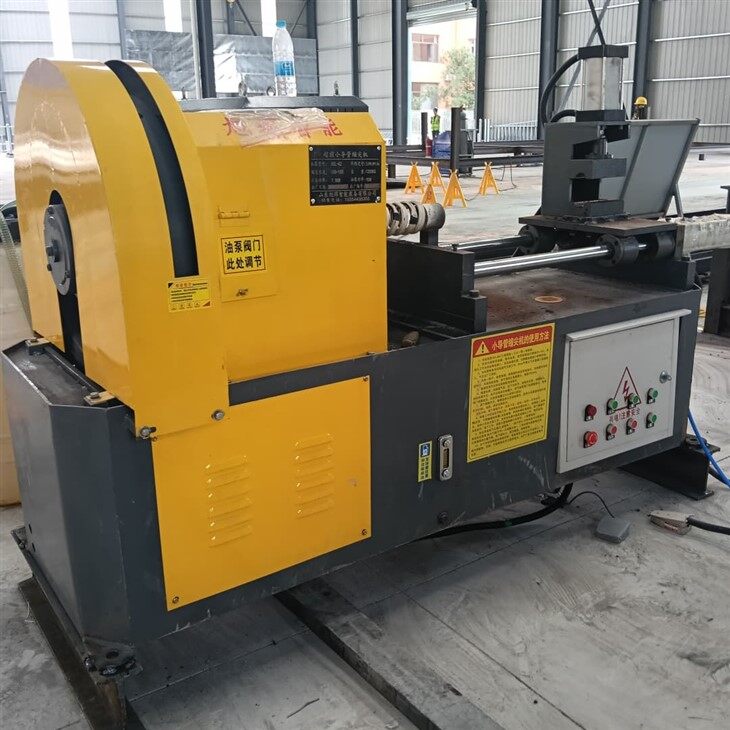 Stroj na zužování konce ocelových trubek