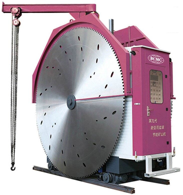 Stroj na řezání lomů