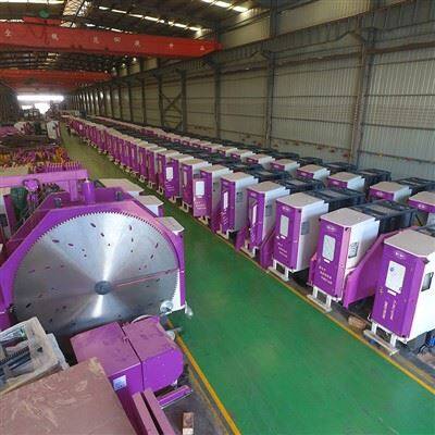 Stroj na těžbu žuly