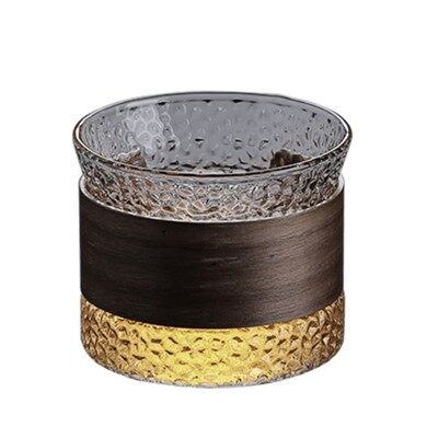 Cangkir teh kaca terisolasi dengan kotak kayu