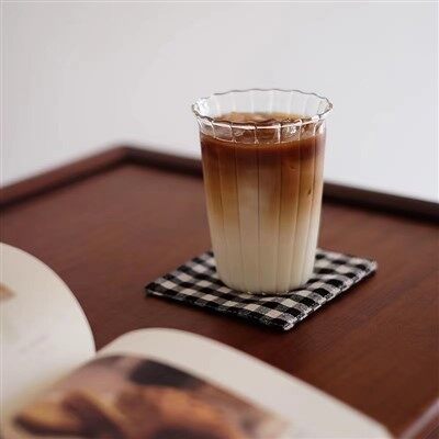 செங்குத்து கோடிட்ட கண்ணாடி காபி கோப்பை