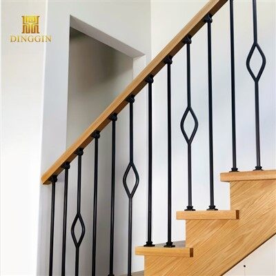 Balustre de tanca de ferro forjat en forma de diamant